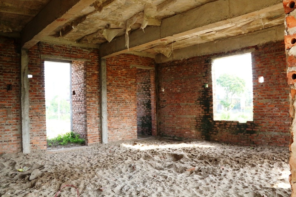 Bên trong phòng học như nhà hoang, người dân còn dùng nơi đây để nhốt trâu bò.