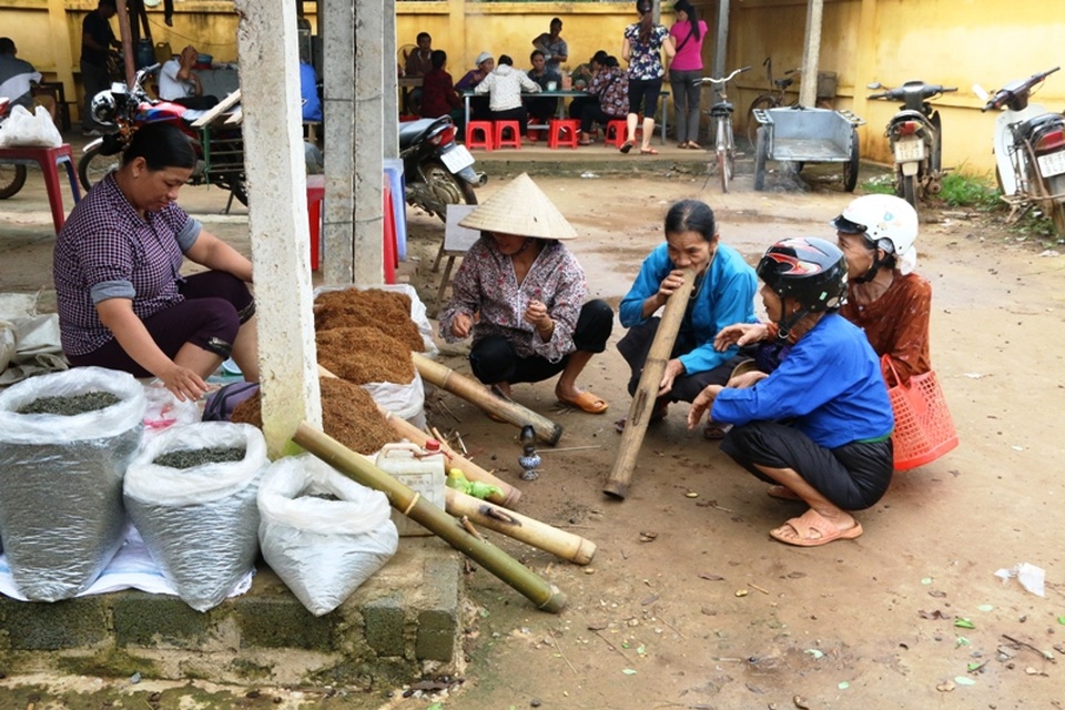 Nơi phụ nữ gặp nhau là… hút thuốc lào - 11