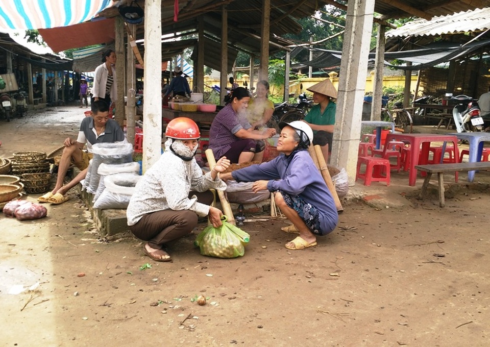 Nơi phụ nữ gặp nhau là… hút thuốc lào - 12 Những hình ảnh quen thuộc ở các chợ phiên huyện Lạc Sơn, tỉnh Hòa Bình.