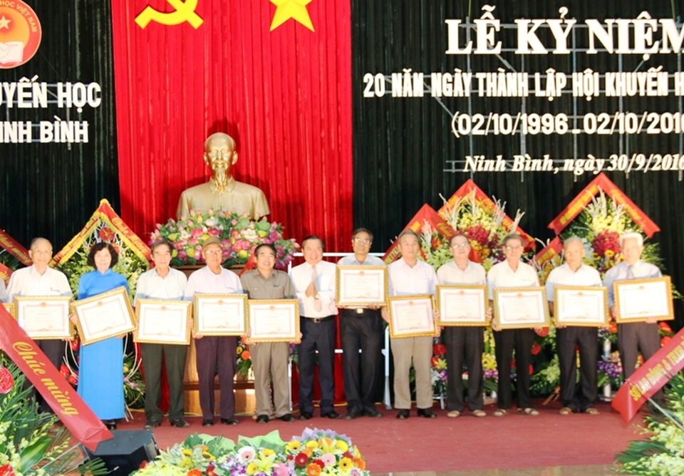 Lãnh đạo tỉnh Ninh Bình tặng bằng khen cho các cá nhân hoạt động tốt phong trào khuyến học của tỉnh nhà.