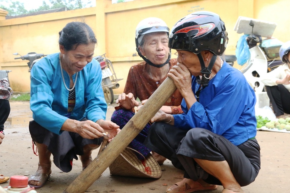 Một phụ nữ nghiện thuốc lào cho hay, biết hút từ khi 13 - 14 tuổi. Thấy những người lớn tuổi trong xóm hút, chúng tôi tập hút, lúc đầu say, sau cũng quen và thành nghiện. Giờ mỗi ngày không có thuốc lào không chịu được, bà Chung hơn 50 chia sẻ.