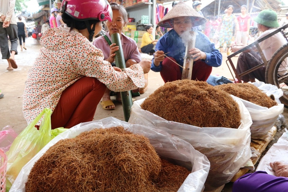 Thuốc lào được bày bán ở chợ Lâm Hóa chủ yếu là từ Thanh Hóa, Hải Phòng đưa đến. Tùy mỗi loại ngon, nặng nhẹ mà có giá khác nhau. Một phụ nữ cho hay, mỗi tháng họ cũng hút đến cả cân thuốc lào.