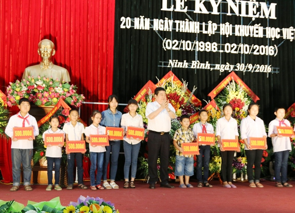 Đại diện Quỹ khuyến học, khuyến tài Đinh Bộ Lĩnh trao thưởng cho các em học sinh nghèo hiếu học dịp kỷ niệm 20 năm thành lập Hội khuyến học Việt Nam và 17 năm thành lập Hội Khuyến học Ninh Bình.