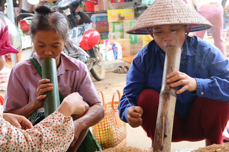 Không kể đi chợ, trong các ngày lễ tết, ma chay cưới hỏi ở địa phương, cứ có dịp gặp nhau những người phụ nữ Mường lại quây quần hút thuốc lào. Người trẻ phải châm thuốc cho người già, họ cùng nhau hút một điếu, mỗi người một mùi thuốc để cùng thưởng thức.