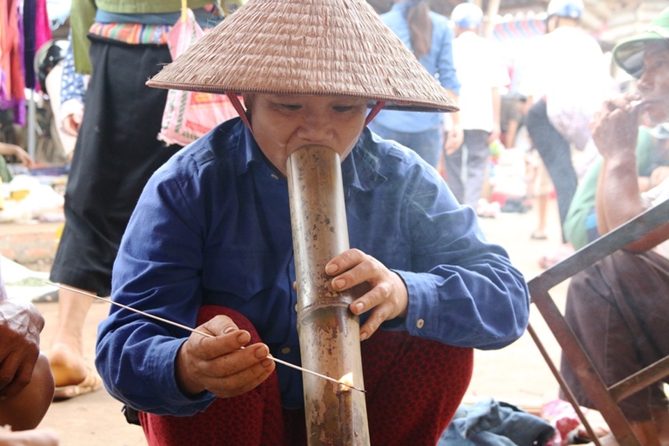 Nhiều khách đến chợ phiên Vũ Lâm khá bất ngờ bởi những phụ nữ người nhỏ nhắn nhưng hút những ống điếu thuốc lào to gấp đôi, gấp 3 miệng mình. Hút thuốc lào không chỉ thỏa mãn cơn thèm thuốc mà còn là nét văn hóa đó chú à, một phụ nữ hơn 40 tuổi vừa châm thuốc vừa nói với chúng tôi.