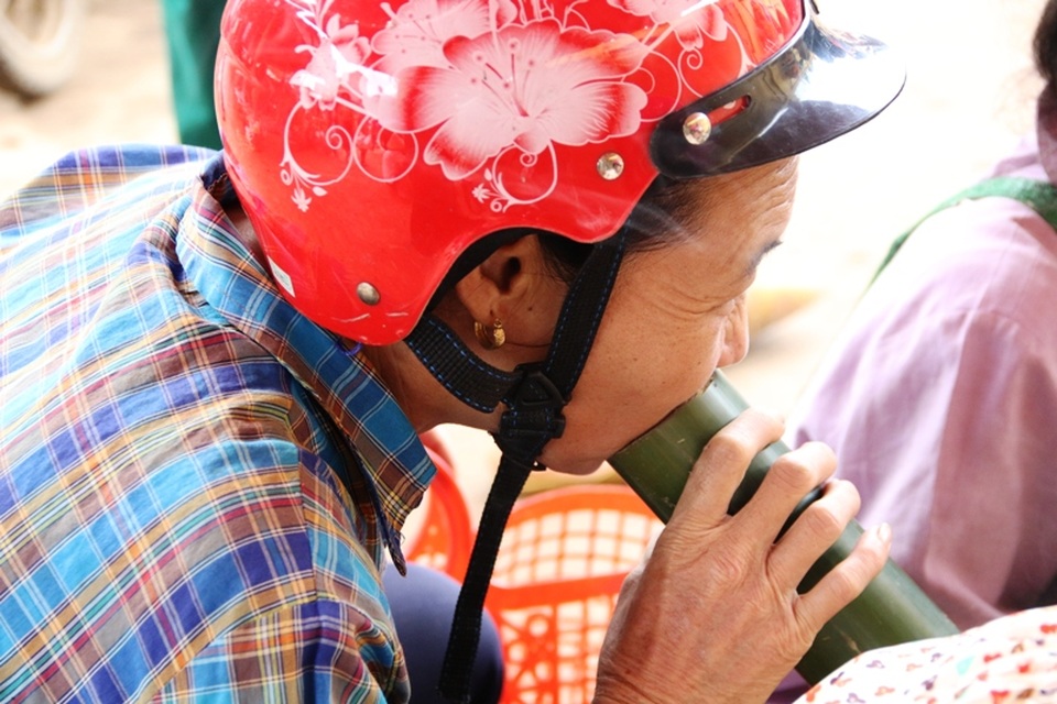 
Khi hút thuốc lào cùng nhau, những người phụ nữ Mường chia sẻ cùng nhau nhiều câu chuyện về đời sống, gia đình, giá cả thị trường... Đây không chỉ là niềm vui của mỗi người mà còn là nơi để họ giao lưu, giãi bày tâm sự.
