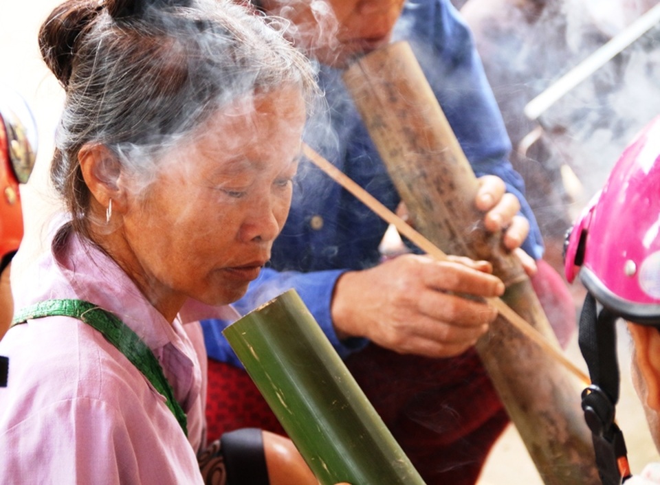 Trức kia, người phụ nữ nào không biết hút thuốc lào thì được cho là khó lấy chồng. Vì thế, một thời gian dài phụ nữ nơi đây luôn chìm trong men say của khói thuốc. Giờ hút thuốc chỉ còn lại những người trung niên, cao tuổi trong làng.