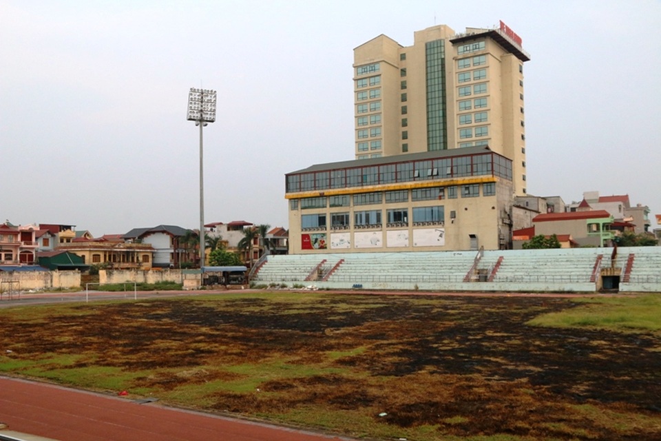 Cảnh “hoang tàn” trong sân bóng đá trăm tỷ ở Ninh Bình - 4