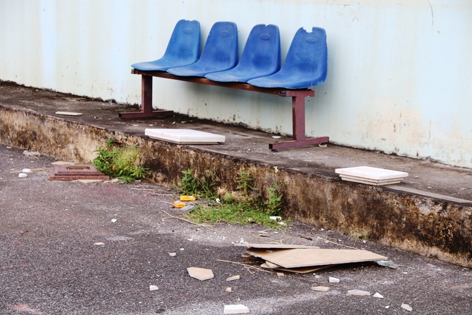 Cảnh “hoang tàn” trong sân bóng đá trăm tỷ ở Ninh Bình - 12