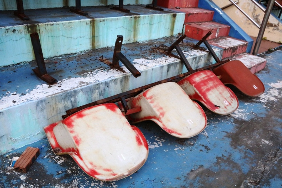 Những hàng ghế Vip giờ trở nên chơ chõng, lâu ngày không được sử dụng đã bị biến sắc, gãy chân rơi rụng nhiều chỗ.