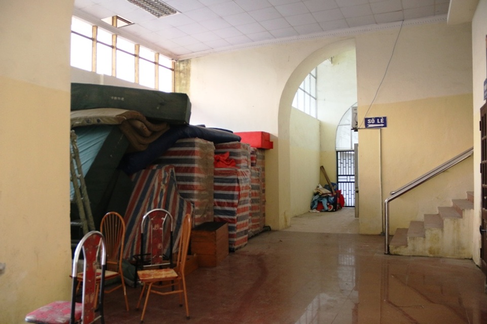 Bên trong các phòng chức năng của sân biến thành kho chứa đồ.