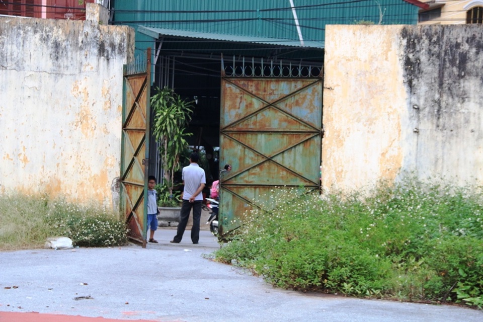 Cỏ dại mọc kín một cổng phụ ra vào sân. Cổng này cũng thường xuyên mở cửa, người dân ra vào tự do.