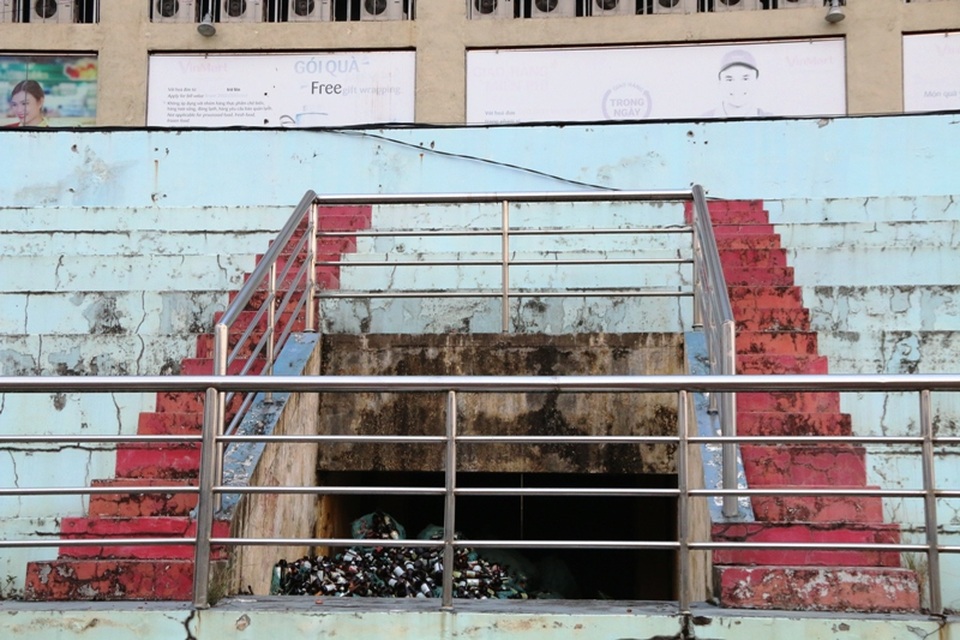 Có chỗ chất đầy vỏ chai bia