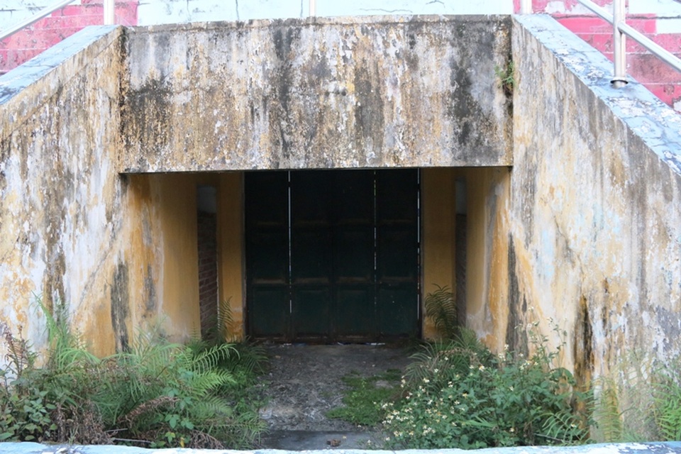 Các đường lên xuống vào sân đầy rác và cỏ dại