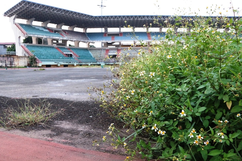 Thời gian dài không có người chăm sóc, cỏ dại mọc um tùm, biến sân bóng thành thửa ruộng hoang đầy cỏ cây.