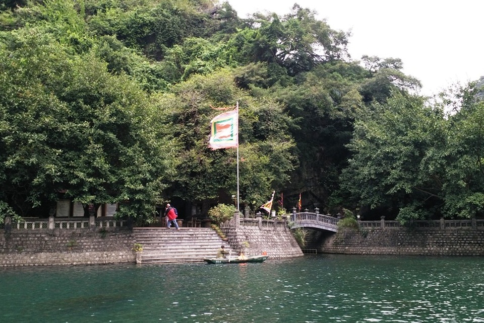 Cây thị đặc biệt có hai loại quả mọc ở Phủ Khống, danh thắng Tràng An có tuổi đời khoảng 1.000 năm tuổi. Phủ Khống là nơi 7 vị quan trung thần uống chung ly rượu độc tuẫn tiết để mang theo bí mật về ngôi mộ thật của vua Đinh Tiên Hoàng về thế giới bên kia.