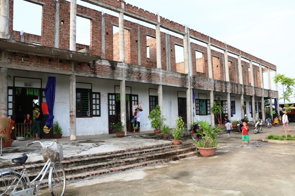 Xây dựng chưa xong, nhưng do không có chỗ học nên học sinh giáo viên trường MN Kim Chính phải học tạm ở ngôi trường đang xây dở