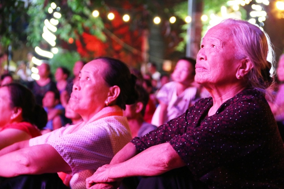 Từ các cụ già cao tuổi...