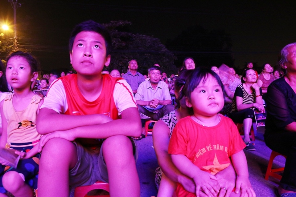 ... đến các em học sinh nhỏ tuổi đều rất thích thú với nghệ thuật sân khấu chèo.