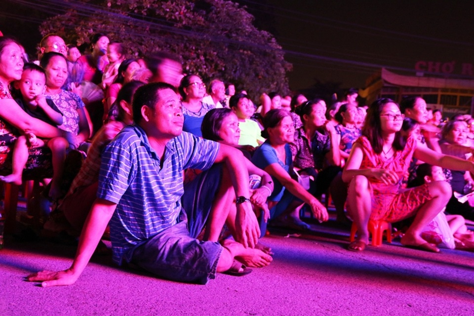 Nhiều người không mang ghế, dùng dép làm chỗ ngồi thoải mái để theo dõi hết vở diễn Lưu Bình trả lễ