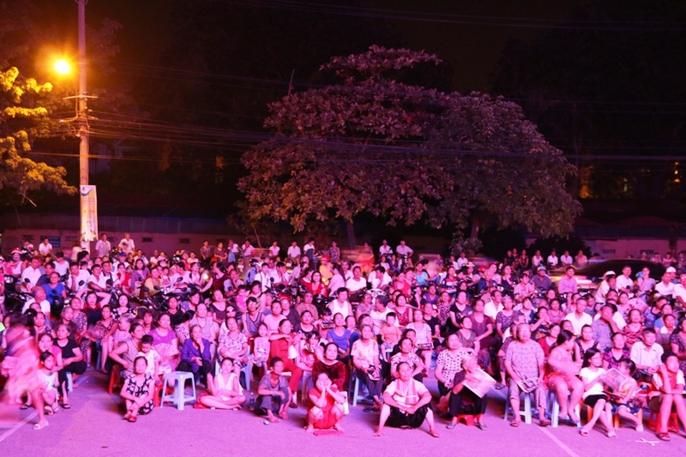 Hàng nghìn khán giả Ninh Bình ngồi đất xem hát chèo tối 6/10