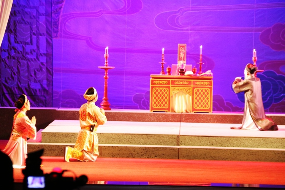 Vở diễn Lưu Bình trả nghĩa do Nhà hát chèo Ninh Bình dự thi Cuộc thi Nghệ thuật sân khấu Chèo chuyên nghiệp toàn quốc năm nay thu hút nhiều khán giả đến xem.