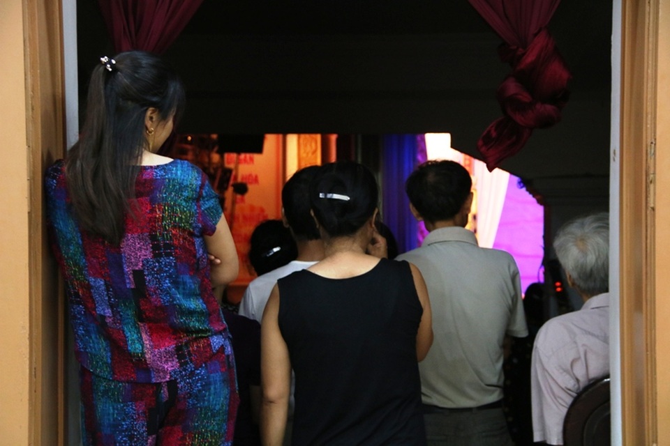 Một số người do đi muộn không có ghế ngồi trong khán phòng phải đứng bên ngoài cửa, lối ra vào không còn chỗ đi.