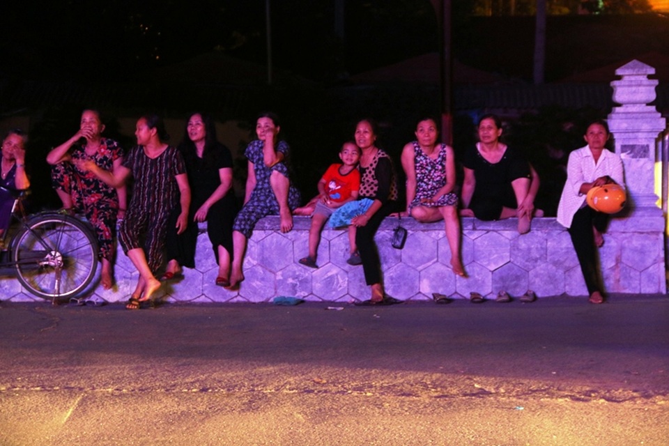 Những khán giả không xem được gần màn hình chọn cho mình chỗ ngồi là hành lang bên kia đường nhìn sang bên này nhà hát.