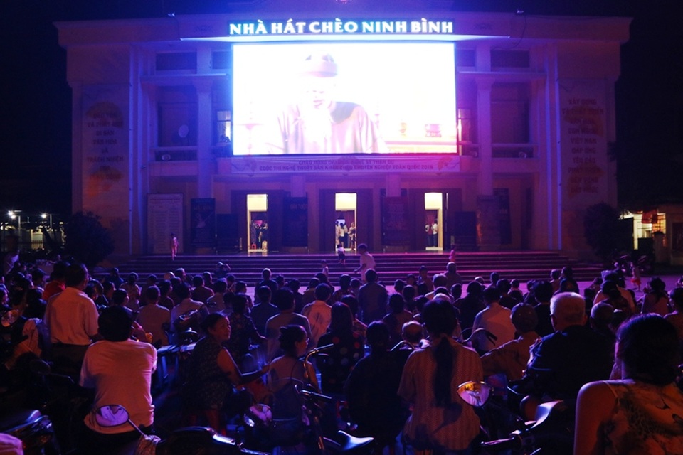 Cả sân nhà hát Chèo Ninh Bình rộng hơn 1.000 m2 không còn một chỗ trống.