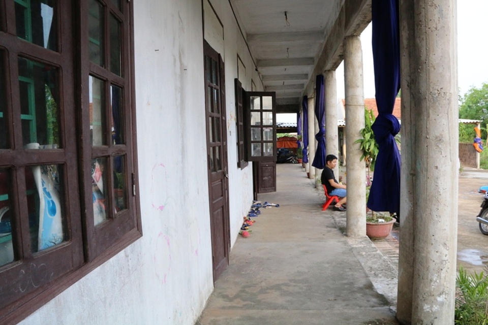Các phòng học đang dạy trẻ cũng chưa hoàn thiện 100%, nhiều chỗ còn xây dựng dở dang