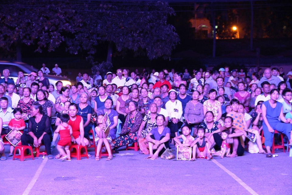 Người ngồi đất, ngồi ghế chen chúc nhau trước màn hình lớn trước nhà hát do không có chỗ trong khán phòng.