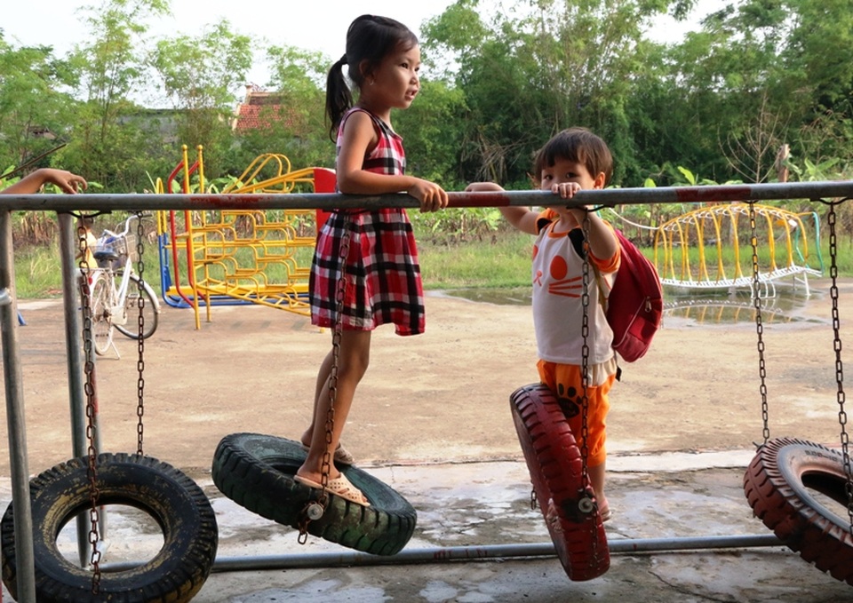 Các cháu học sinh nhiều năm qua phải học ở ngôi trường tạm, thiếu thốn cơ sở vật chất.