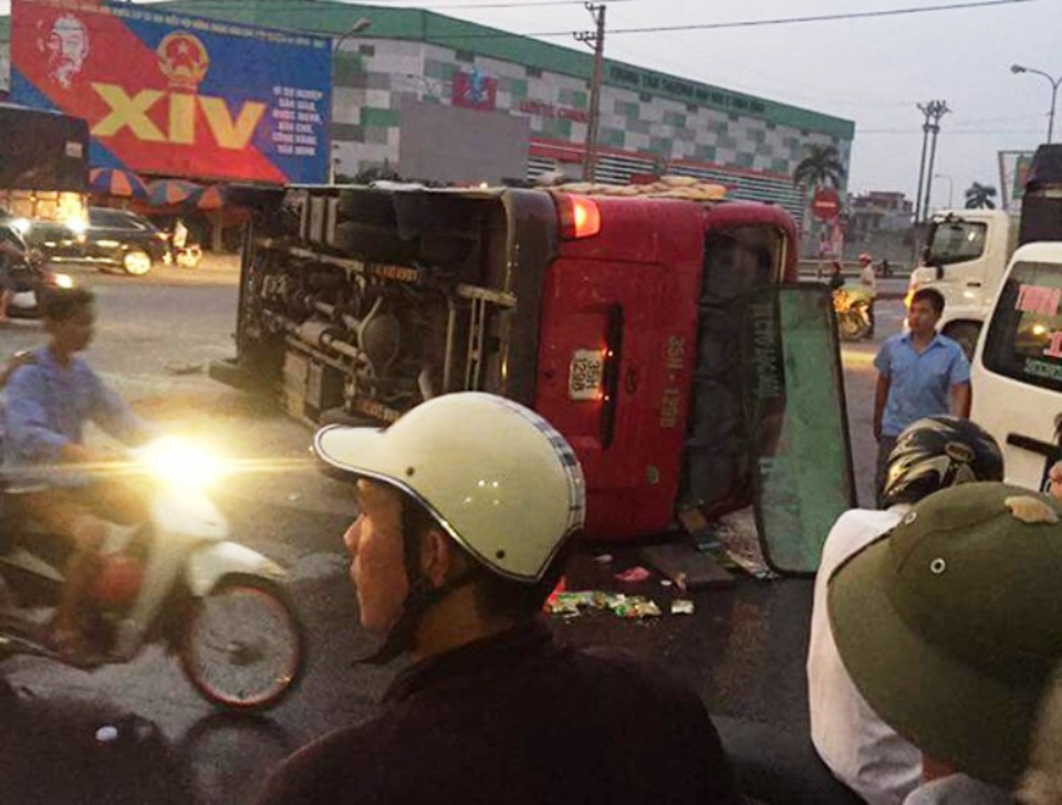 Xe khách lật nghiêng, 20 hành khách nhập viện - 1 Hiện trường vụ tai nạn (ảnh: FB)