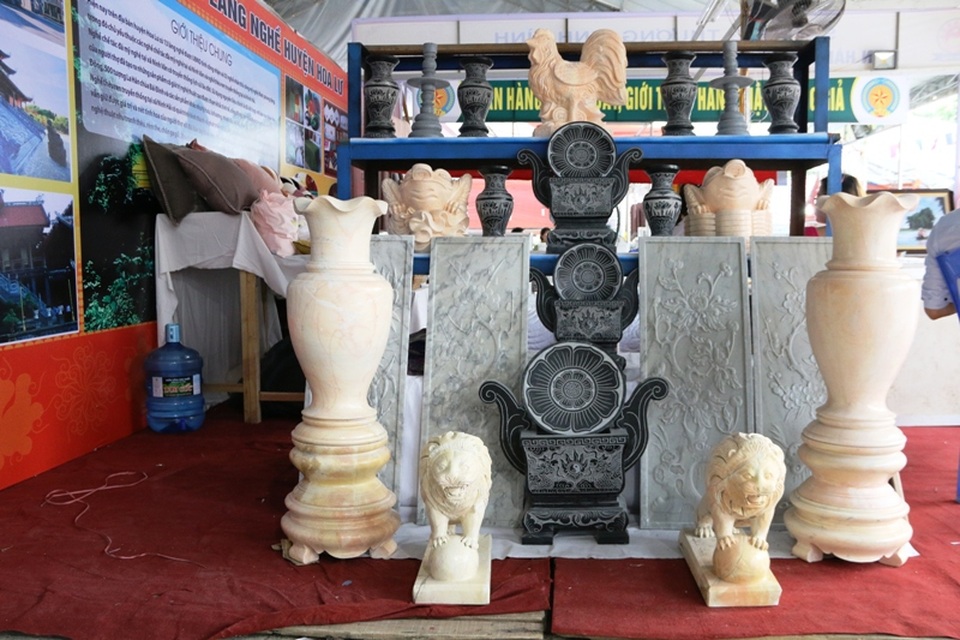 
Các sản phẩm từ chạm khắc đá của người dân huyện Hoa Lư.
