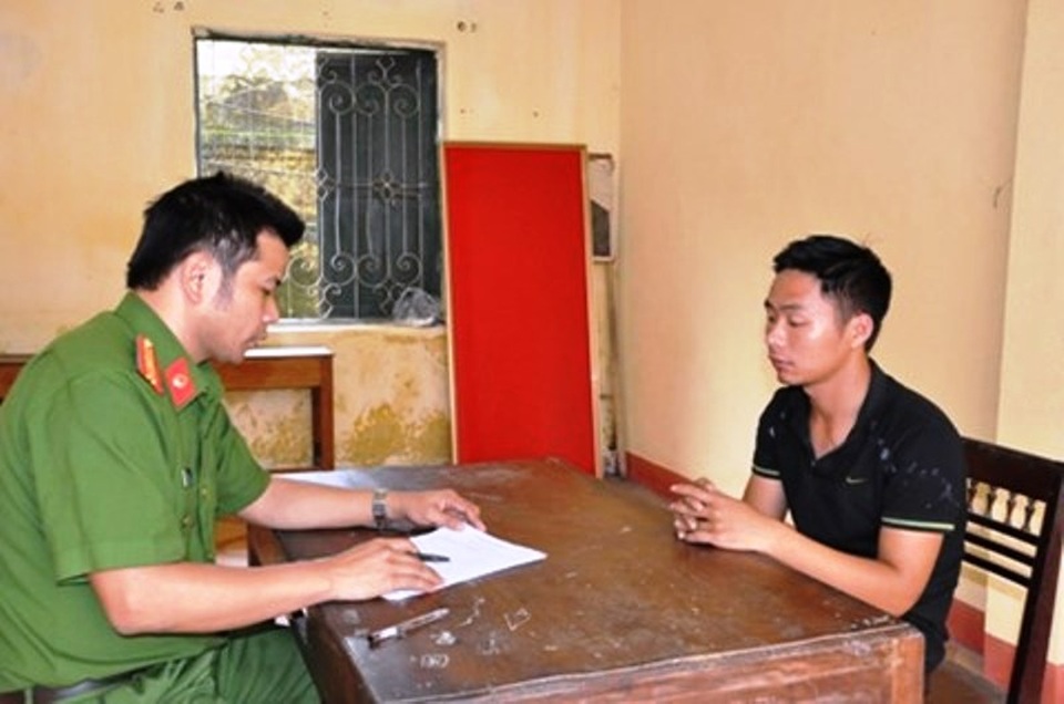 “Phi công trẻ” sát hại người tình bị bắt như thế nào? - 2 Phi công trẻ Lê Văn Tú tại cơ quan CSĐT Công an tỉnh Ninh Bình.
