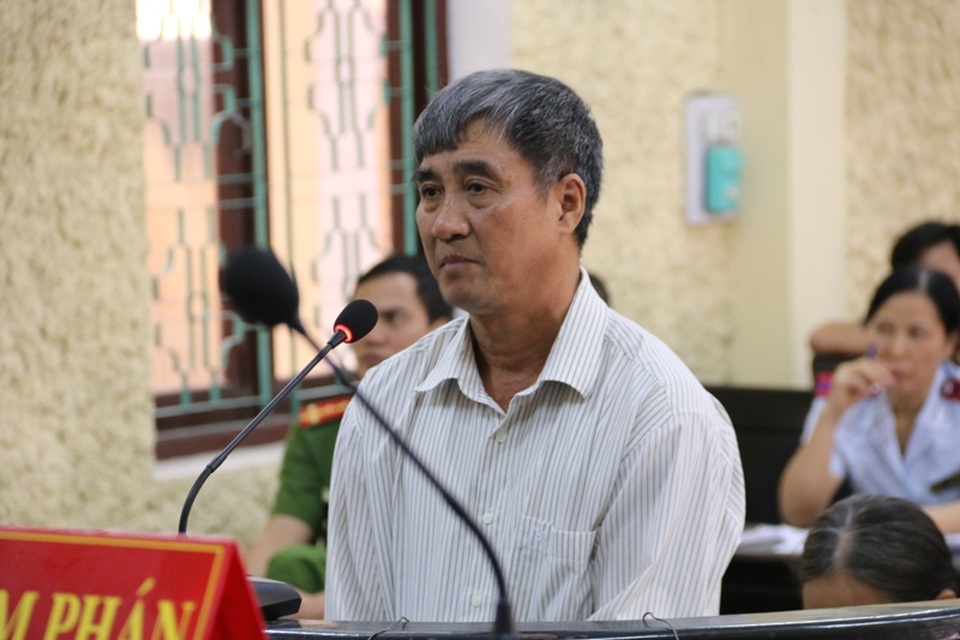 Lê Xuân Bảy, nguyên Chủ tịch UBND xã Yên Phong, huyện Yên Mô (Ninh Bình) trước vành móng ngựa.