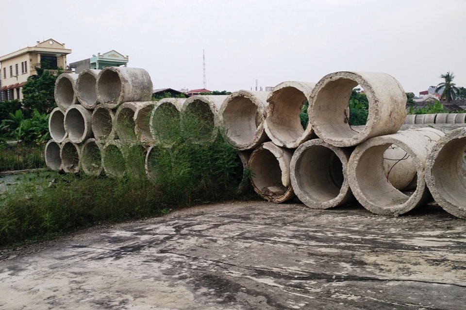 Dự án trung tâm TDTT bỏ hoang chục năm, biến thành nơi chứa… ống cống - 9 Từng hàng ống cống chất cao, dài ngay trên nền móng của bể bơi.