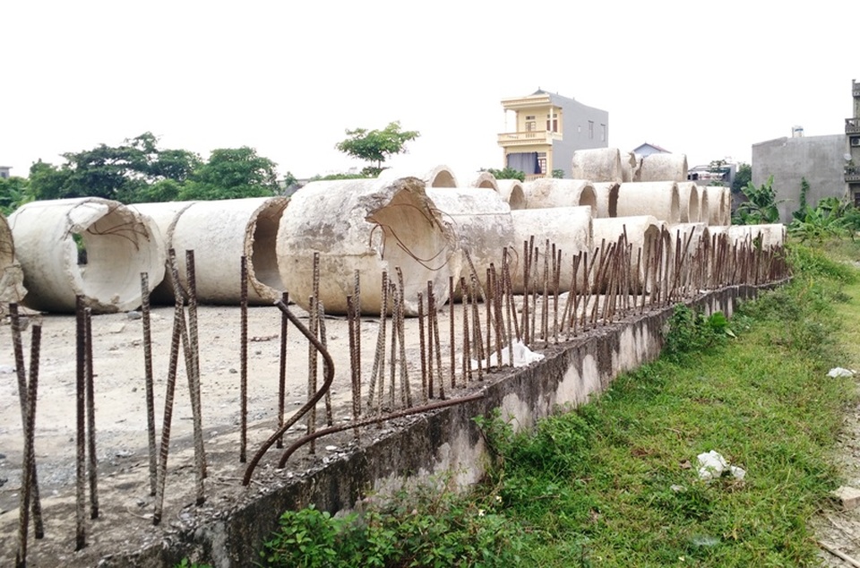 Dự án trung tâm TDTT bỏ hoang chục năm, biến thành nơi chứa… ống cống - 11 Ngay sát móng bể bơi và móng khán đài là hàng dài những thanh sắt không được bọc, che đậy lại để trơ trọi, lộ thiên rất nguy hiểm.