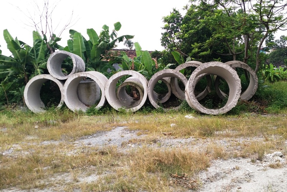Dự án trung tâm TDTT bỏ hoang chục năm, biến thành nơi chứa… ống cống - 15 Gần đây, người dân phường Tân Thành, TP.Ninh Bình có ý kiến đề nghị UBND tỉnh Ninh Bình nếu không thực hiện dự án thì để lại một phần quỹ đất cho người dân làm sân văn hóa cho các Thanh thiếu nhi của phường có chỗ vui chơi thể thao, bên cạnh đó để xây dựng chợ có nơi buôn bán.