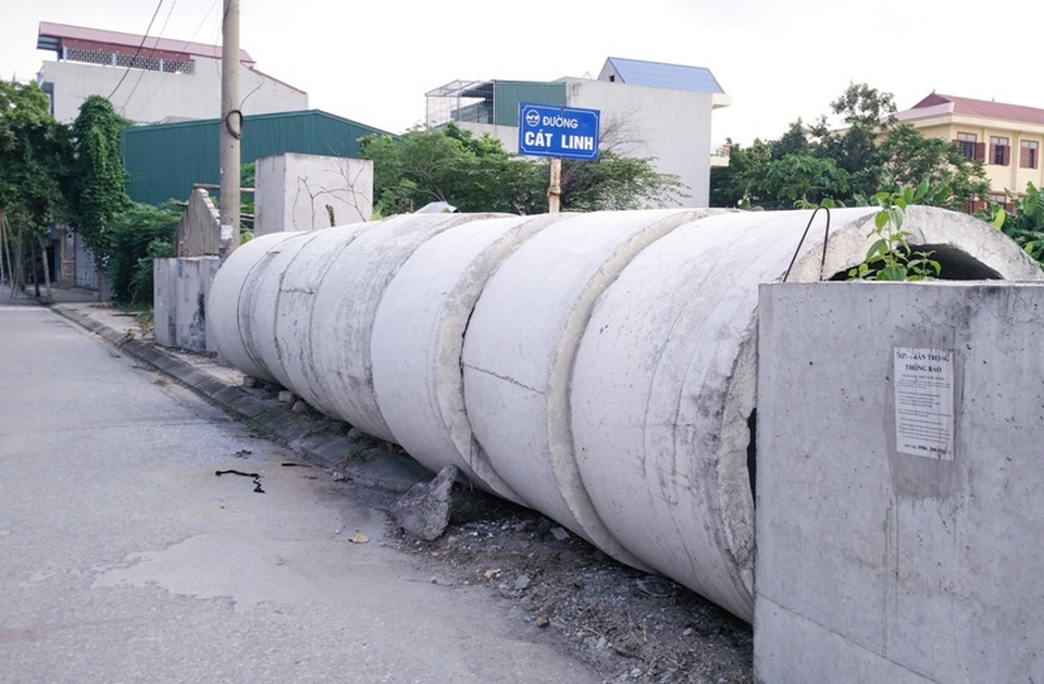 Dự án trung tâm TDTT bỏ hoang chục năm, biến thành nơi chứa… ống cống - 12 Tại khu trung tâm thể thao cũng trong tình cảnh bị bỏ hoang tương tự. Từ khi được phê duyệt, dự án này mới chỉ thực hiện được một số việc như đền bù giải phóng mặt bằng, đo vẽ quy hoạch mặt bằng... Để ngăn người dân vào khu vực này, doanh nghiệp sản xuất ống cống bên trong đã cho đặt hàng rào bằng nhiều ống cống ngay bên đường Cát Linh.