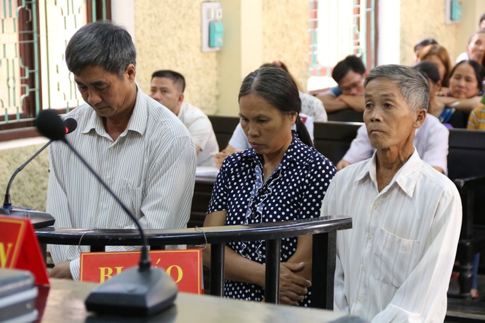 3 Lãnh đạo, cán bộ xã Yên Phong (từ phải qua: ông Đạt, bà Hường và ông Bảy) phải ngồi tù vì Lợi dụng chức vụ, quyền hạn trong khi thi hành công vụ