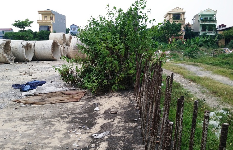 Dự án trung tâm TDTT bỏ hoang chục năm, biến thành nơi chứa… ống cống - 3 Trên diện tích đất xây dựng dự án khu Trung tâm TDTT tỉnh Ninh Bình được chia thành khu xây dựng Bể bơi và khu Trung tâm thể thao Ninh Bình. Theo báo báo của chủ đầu tư, đến tháng 3 năm 2008, tổng số vốn đã cấp xây dựng khu bể bơi mới chỉ có 1,2 tỷ đồng.