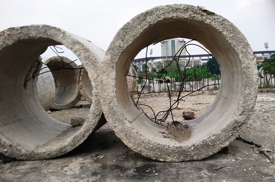 Dự án trung tâm TDTT bỏ hoang chục năm, biến thành nơi chứa… ống cống - 7 Ghi nhận của PV Dân trí, có những ống cống cỡ lớn, nặng hàng trăm kilôgam được đặt ngay trên móng bể bơi, biến nơi đây thành bãi tập kết ống cống thoát nước lớn nhất thành phố Ninh Bình.