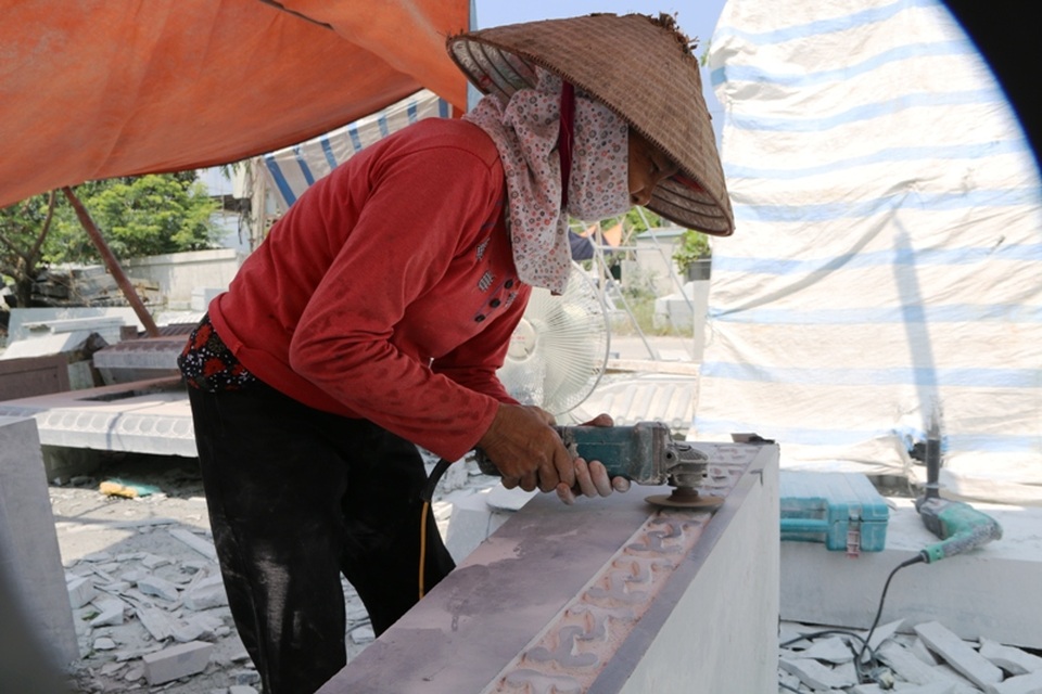 Làng chế tác đá mỹ nghệ Ninh Vân, huyện Hoa Lư (Ninh Bình) là một trong những làng nghề truyền thống nổi tiếng khắp cả nước. Ít ai biết rằng, để có được những sản phẩm đá mỹ nghệ phục vụ khắp mọi miền, ngoài những người đàn ông tham gia chê tác đá thì còn có bàn tay khéo léo của những người phụ nữ Ninh Vân.