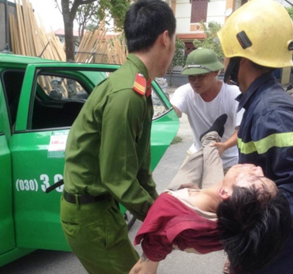 Người dân phá cửa ngôi nhà cháy cứu nam thanh niên đang ngủ - 2 Người dân cùng lực lượng cứu hộ phải phá cửa xông vào đám cháy cứu nạn nhân ra ngoài đưa đi cấp cứu.