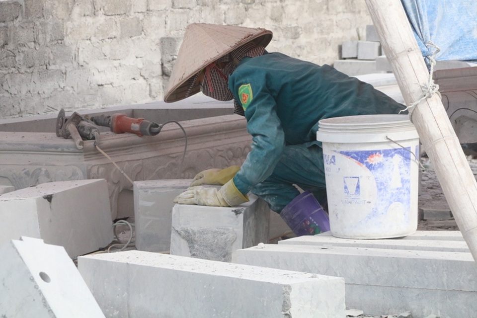 Để đục đẽo được những tấm đá lớn, nhiều chị em cũng phải tự mình khuân, vác di chuyển đến địa điểm thích hợp để hành nghề. Chị Thu có thâm niên 5 năm làm nghề chế tác đá cho hay: Làm khoán thì mọi việc mình đều phải làm hết, chủ giao cho một khối lượng công việc, mình dự đoán khả năng bao nhiêu công nếu phù hợp thì làm. Máy móc mình phải mang theo, khi nào xong sản phẩm thì có công.