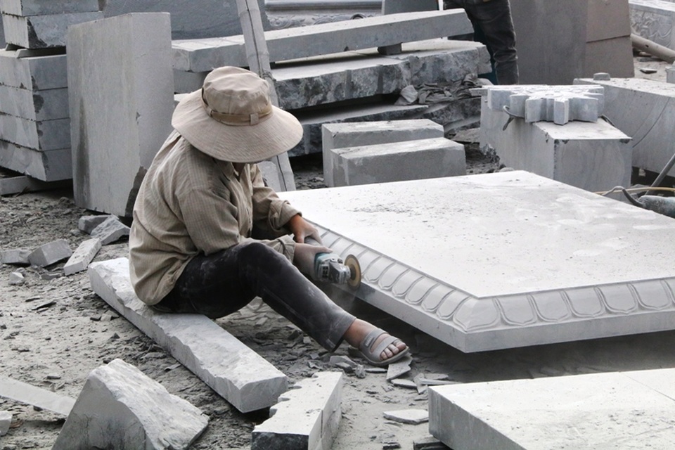 Ngày Phụ nữ Việt Nam 20/10, chúng tôi có dịp gặp gỡ trò chuyện với nhiều phụ nữ ở Ninh Vân, với họ ngày nào cũng giống như nhau cả, vì công việc mưu sinh phải luôn được đặt lên hàng đầu. Họ cũng mong muốn có được bó hoa, được gói quà nhưng vì cuộc sống còn nhiều khó khăn, vất vả nên hy vọng đó đành gác lại một bên, lao vào công việc để quên đi ngày dành riêng cho giới mình.