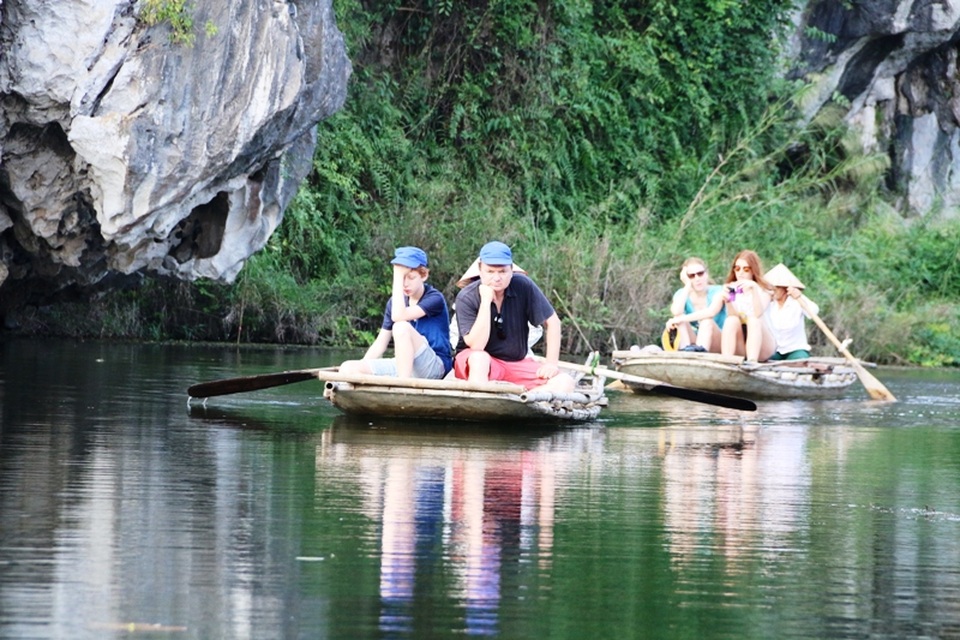 Du khách nước ngoài thích thú chiêm ngắm cảnh đẹp hoang sơ tại Vân Long