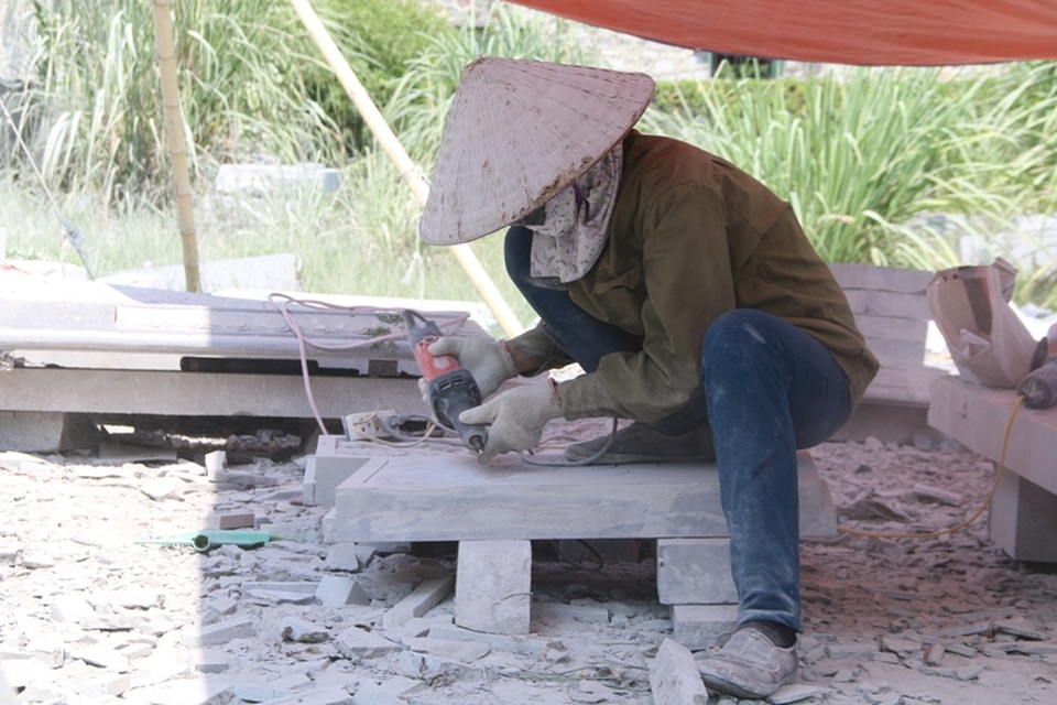 Mỗi ngày, những người phụ nữ làm nghề chế tác đá thường làm việc từ lúc 7 giờ sáng và kết thúc khoảng 18 giờ tối. Tiền công làm việc mỗi ngày được tính bằng sản phẩm khoán hoặc làm theo lương hàng tháng. Mỗi tháng bình quân mỗi người cũng có thu nhập từ 7 - 8 triệu đồng.