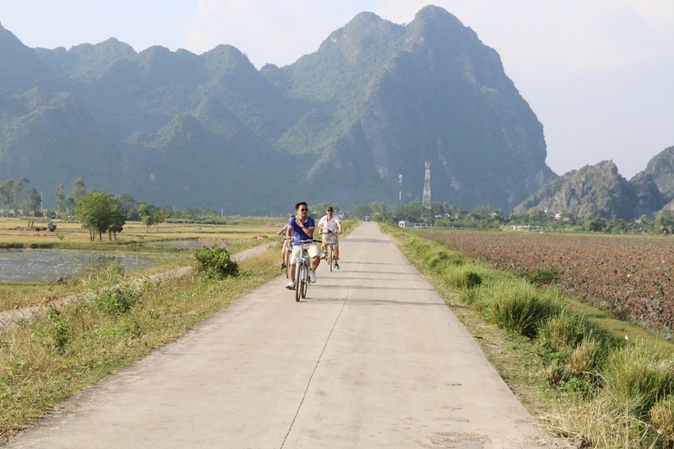 Những con đường thẳng tắp trên đê bao quanh đầm Vân Long.